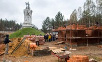 Возле памятника Великому стоянию на реке Угре развернулась новая стройка  